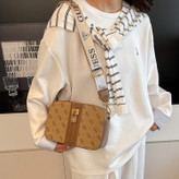 کیف دوشی زنانه وارداتی GUESS کد 946