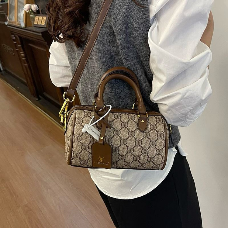 کیف دستی زنانه وارداتی طرح مونوگرام کد 8069