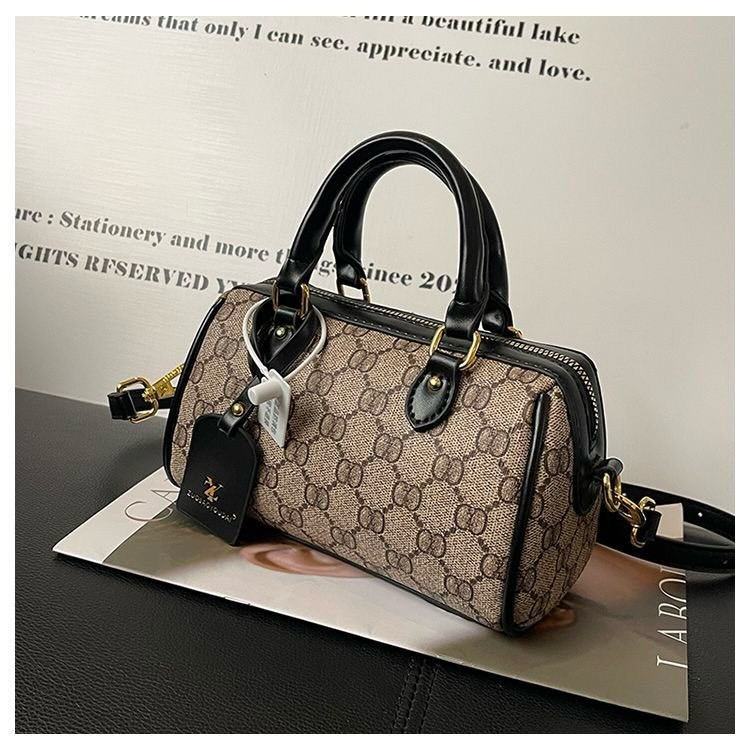 کیف دستی زنانه وارداتی طرح مونوگرام کد 8069
